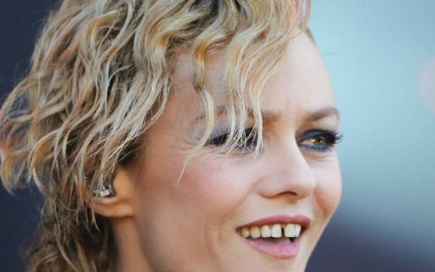 Vanessa Paradis sans maquillage en prend pour son grade (photo)