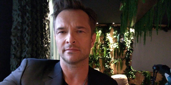 Touché par la disparition de son père, David Hallyday transforme sa peine  en musique